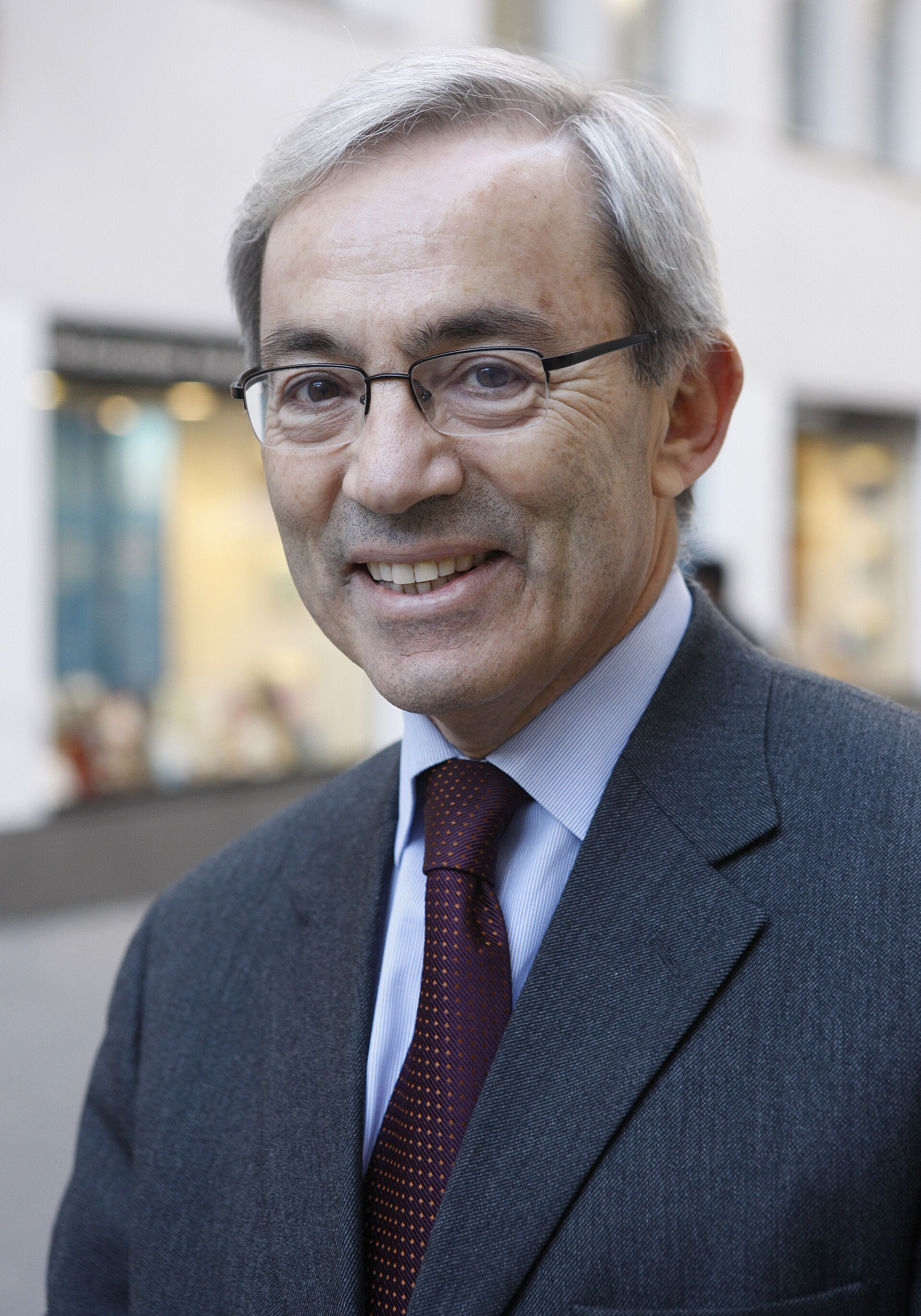 Imagem de referência relacionada a Christopher Pissarides, item descrito como economista de Reino Unido