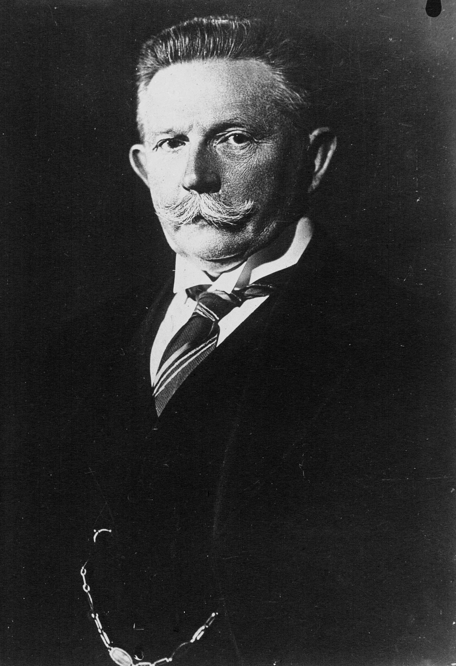 Imagem de referência de Alfred Hugenberg, descrito nos dados abertos como político alemão (1865–1951)
