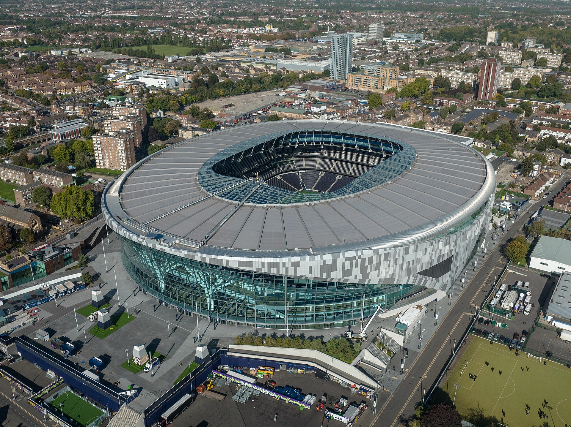 Imagem de referência de Tottenham Hotspur Stadium, descrito nos dados abertos como estádio de futebol localizado no norte de Londres
