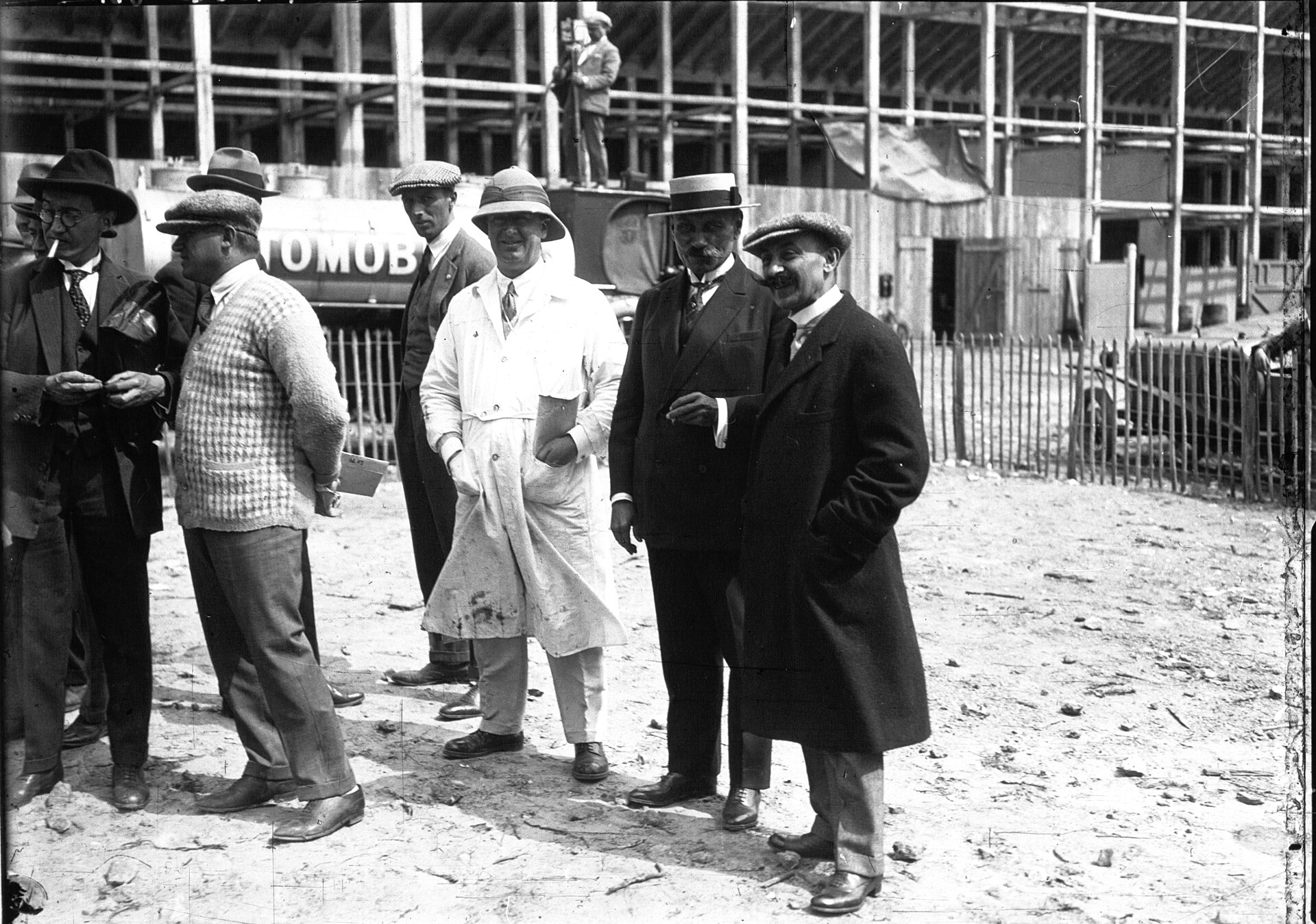 Imagem de referência relacionada a Ettore Bugatti, item descrito como registro de referência sobre Ettore Bugatti, organizado a partir de dados estruturados abertos