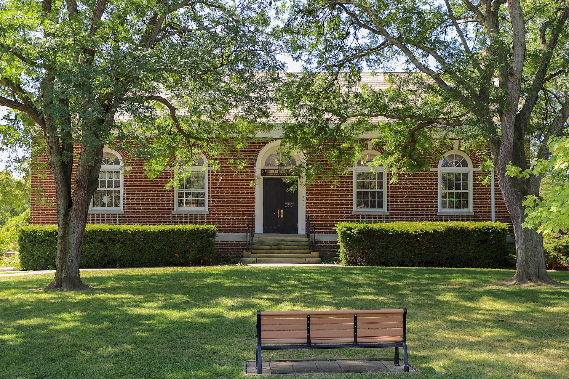 Imagem de referência de Marguerite deAngeli Library, descrito nos dados abertos como biblioteca em Lapeer, Michigan