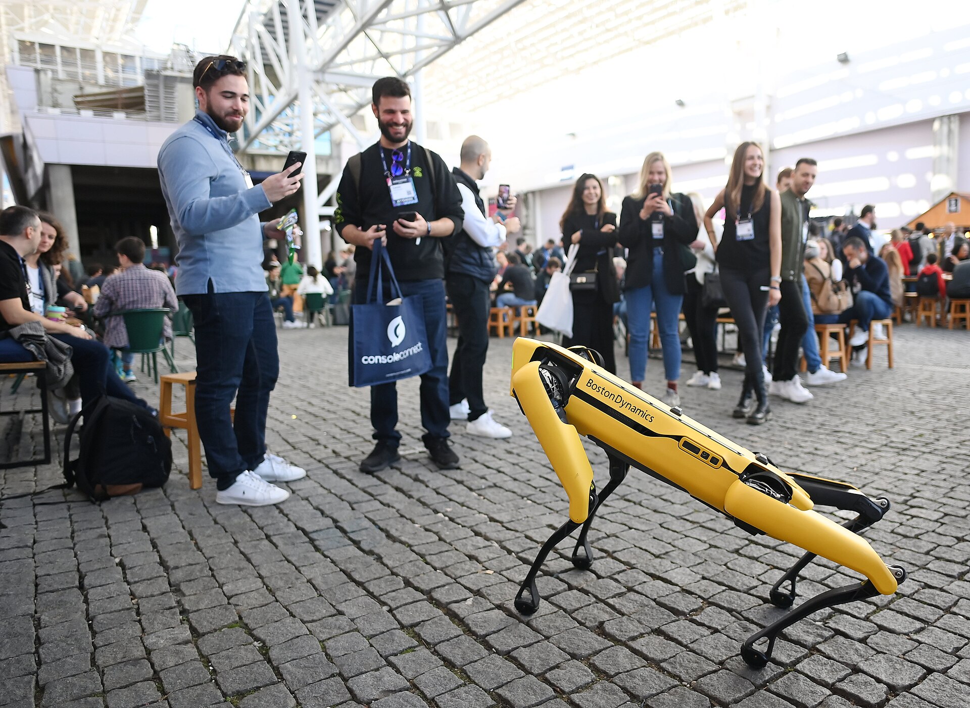 Imagem de referência de Boston Dynamics, descrito nos dados abertos como empresa de robótica americana