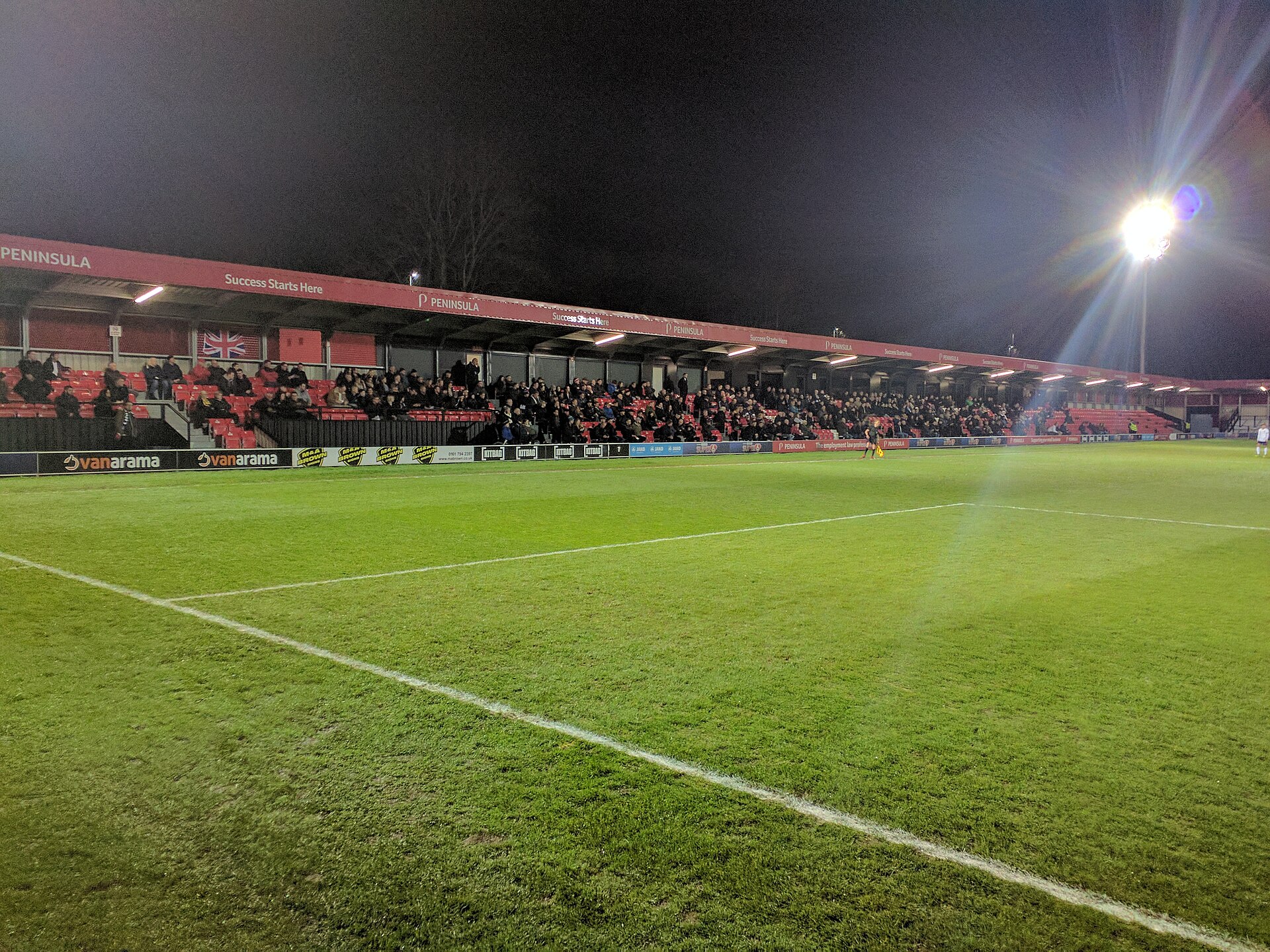 Imagem de referência de Moor Lane, descrito nos dados abertos como estádio de futebol, localizado em Salford, Reino Unido