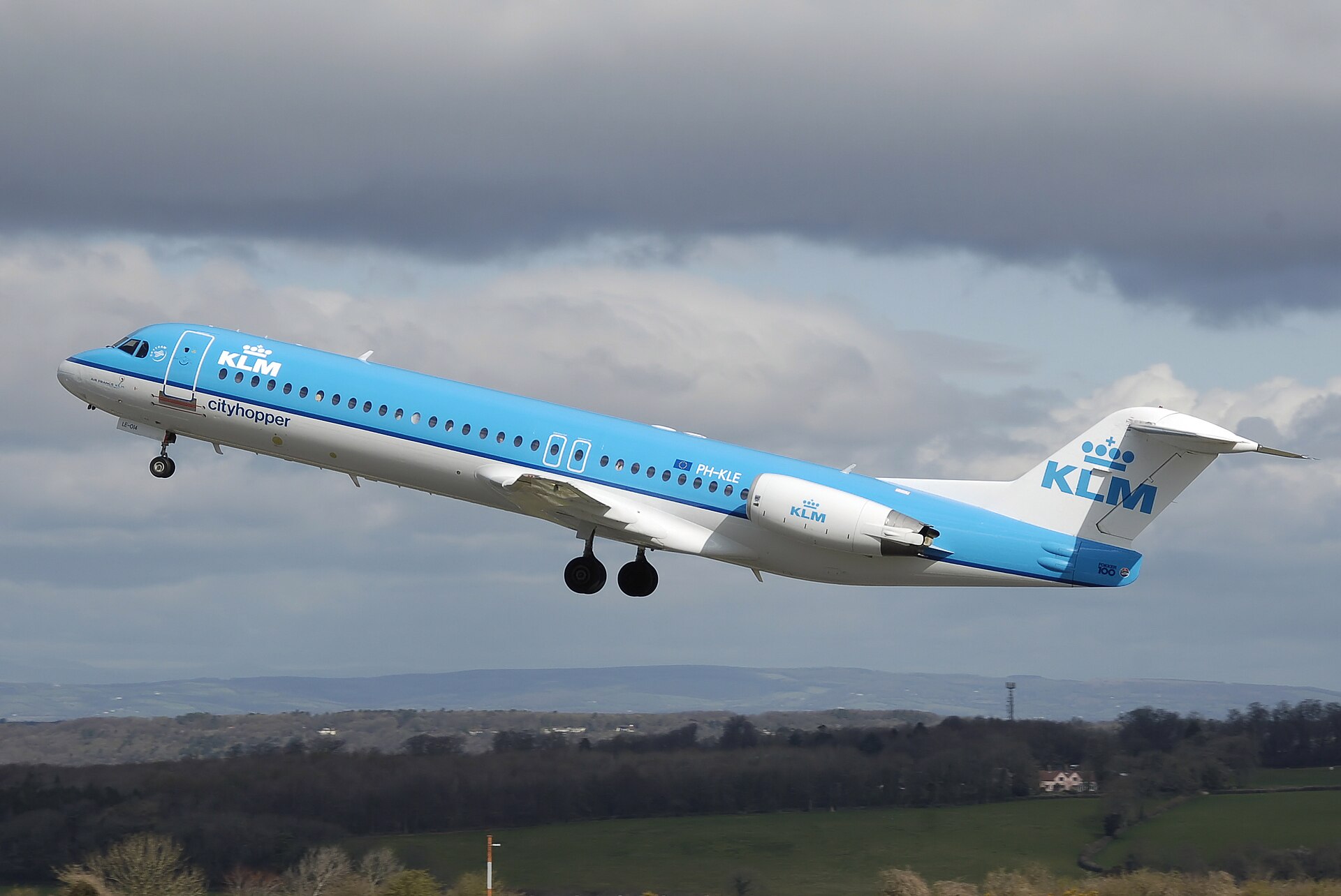 Imagem de referência de Fokker 100, descrito nos dados abertos como avião bimotor produzido de 1986 a 1997