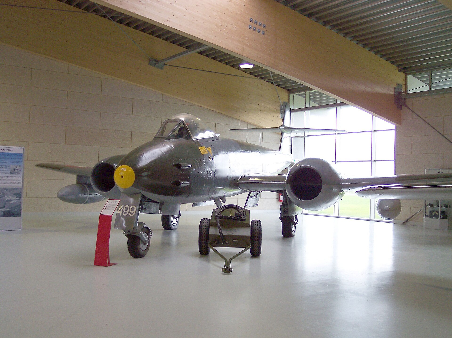 Imagem de referência de Gloster Meteor, descrito nos dados abertos como avião de caça