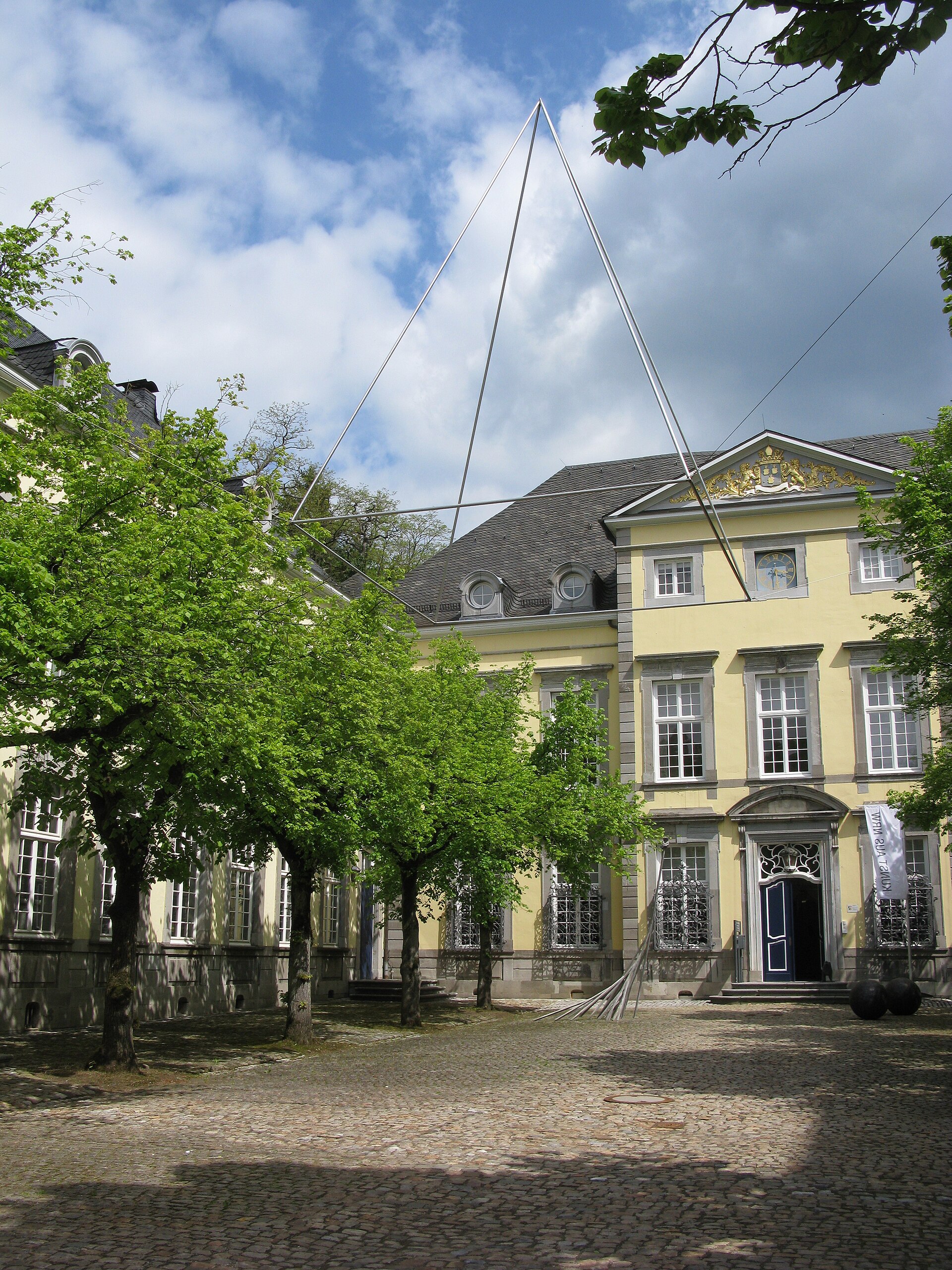 Imagem de referência de Kunsthaus Nordrhein-Westfalen, descrito nos dados abertos como museu em Aquisgrano, Alemanha