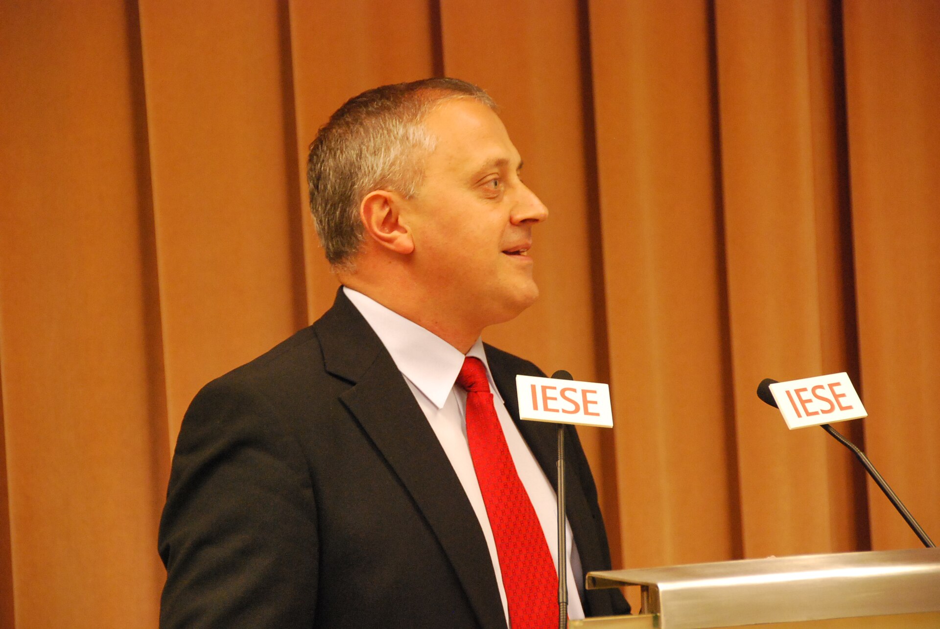 Imagem de referência de IESE Business School, descrito nos dados abertos como escola de negócios da Universidade de Navarra