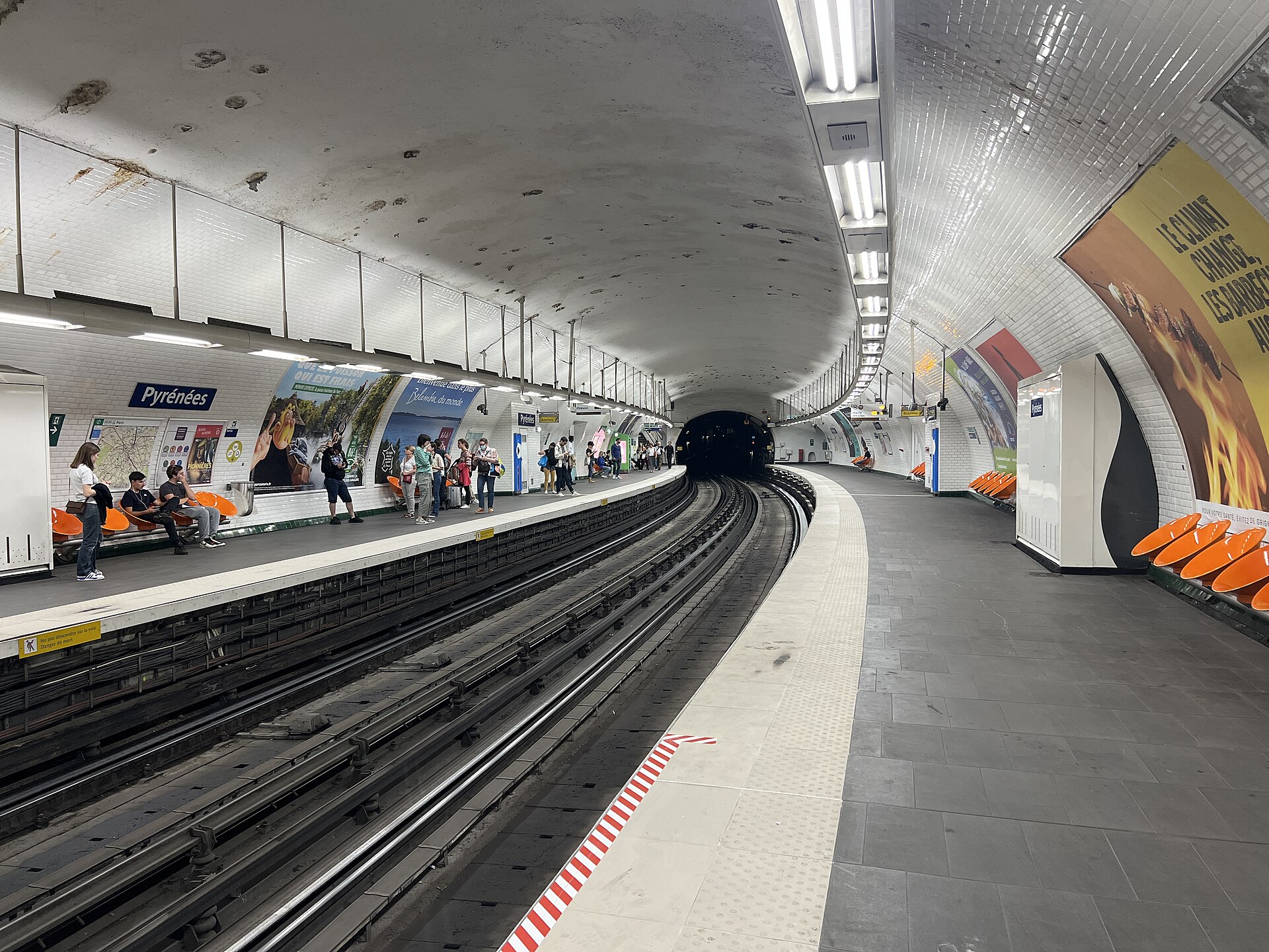Imagem de referência de Pyrénées, descrito nos dados abertos como estação do Metropolitano de Paris