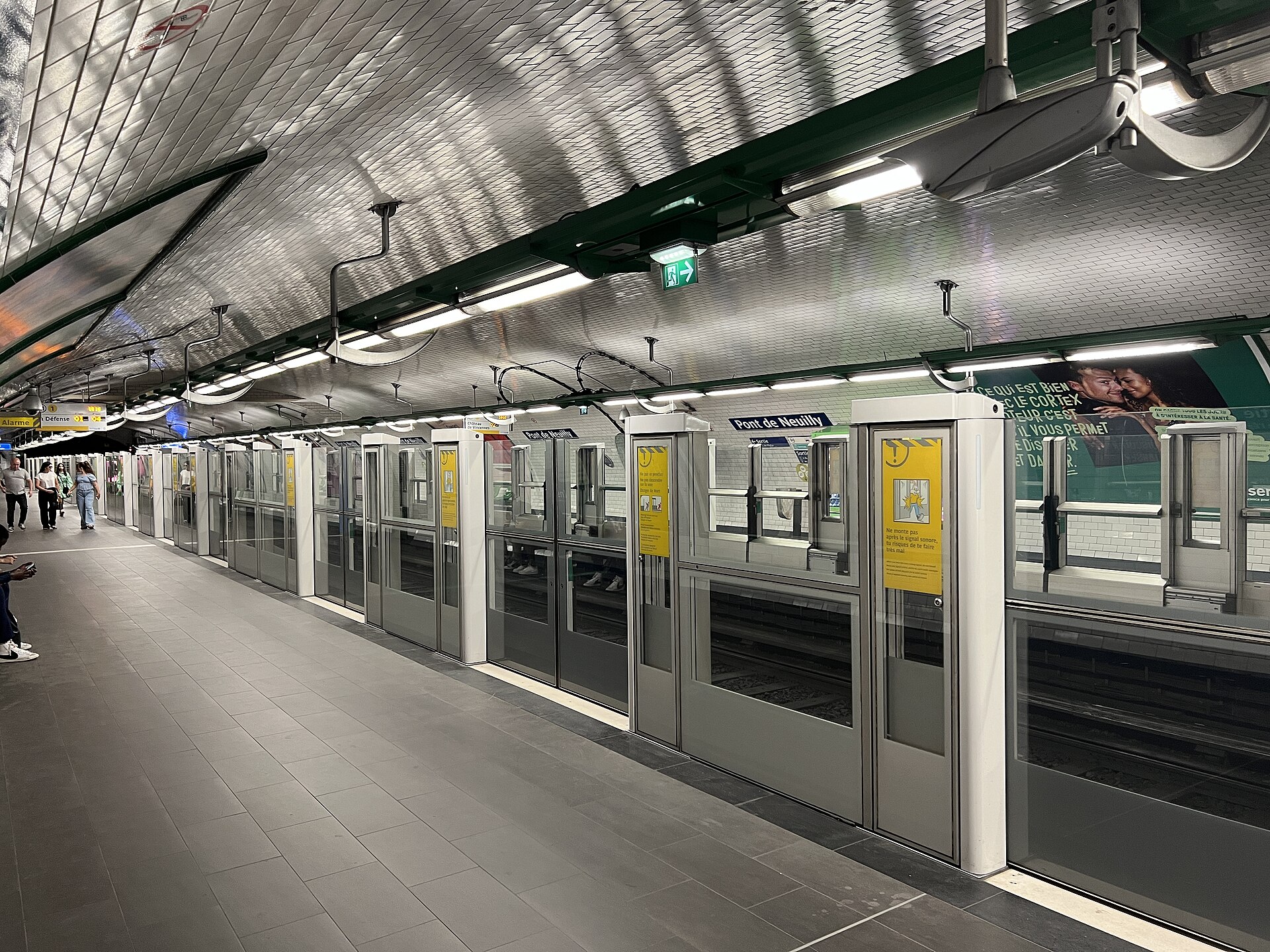 Imagem de referência de Pont de Neuilly, descrito nos dados abertos como estação do Metropolitano de Paris