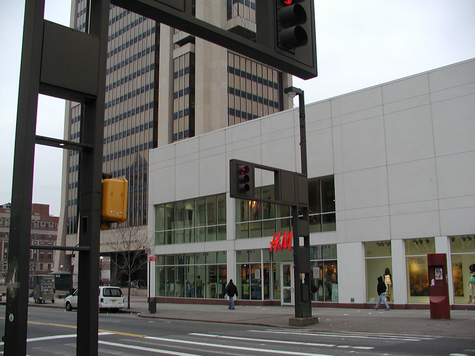 Imagem de referência relacionada a Hennes & Mauritz, item descrito como empresa multinacional sueca de varejo de roupas
