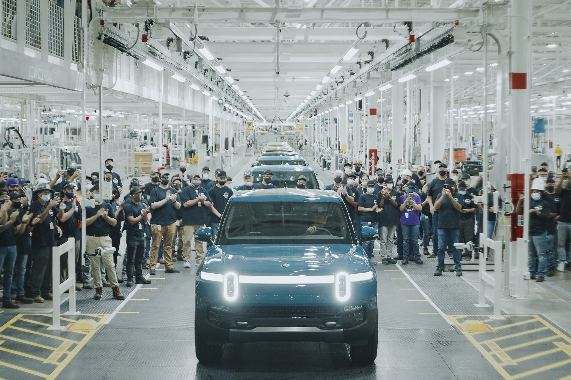 Imagem de referência relacionada a Rivian, item descrito como montadora americana e empresa de tecnologia automotiva