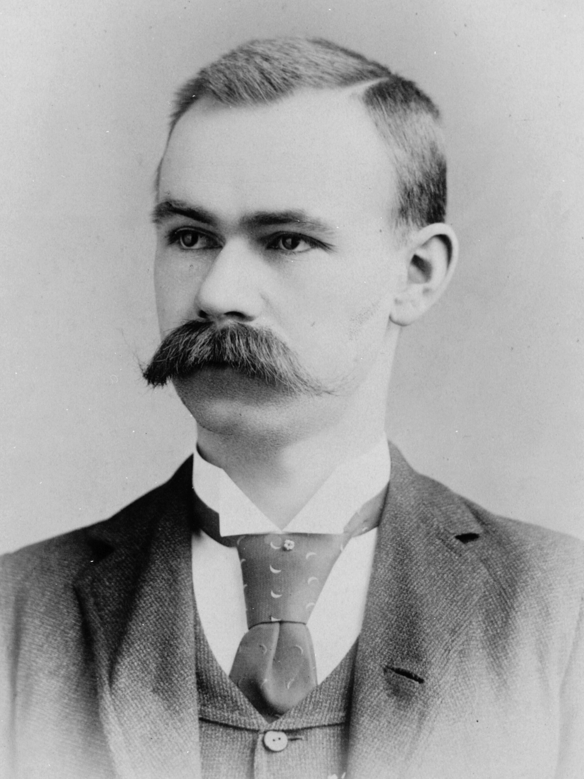 Imagem de referência relacionada a Herman Hollerith, item descrito como estatístico e inventor americano (1860-1929)