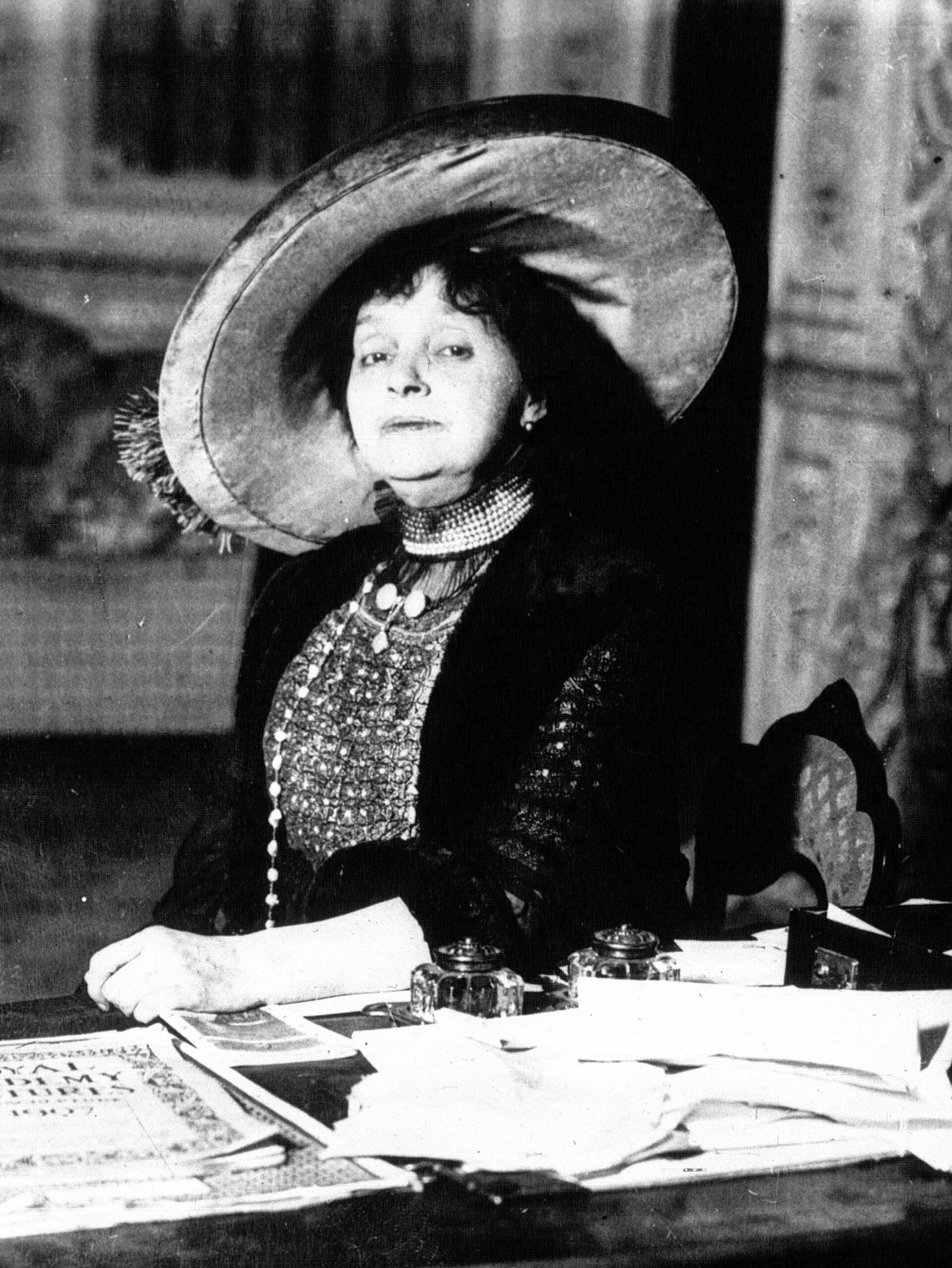Imagem de referência relacionada a Gabrielle Réjane, item descrito como actriz francesa