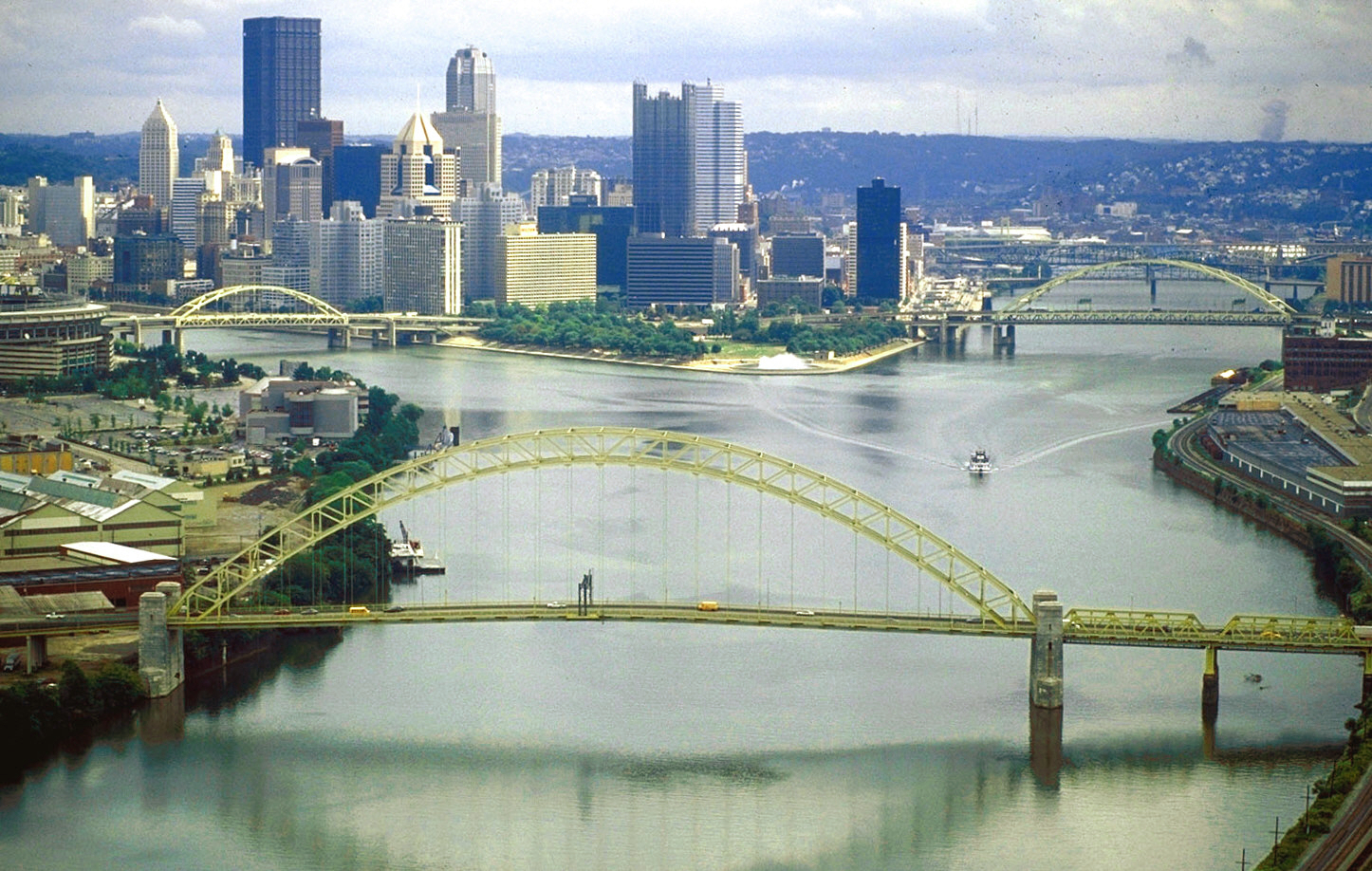 Imagem de referência de Three Rivers Stadium, descrito nos dados abertos como estádio em Pittsburgh, Estados Unidos