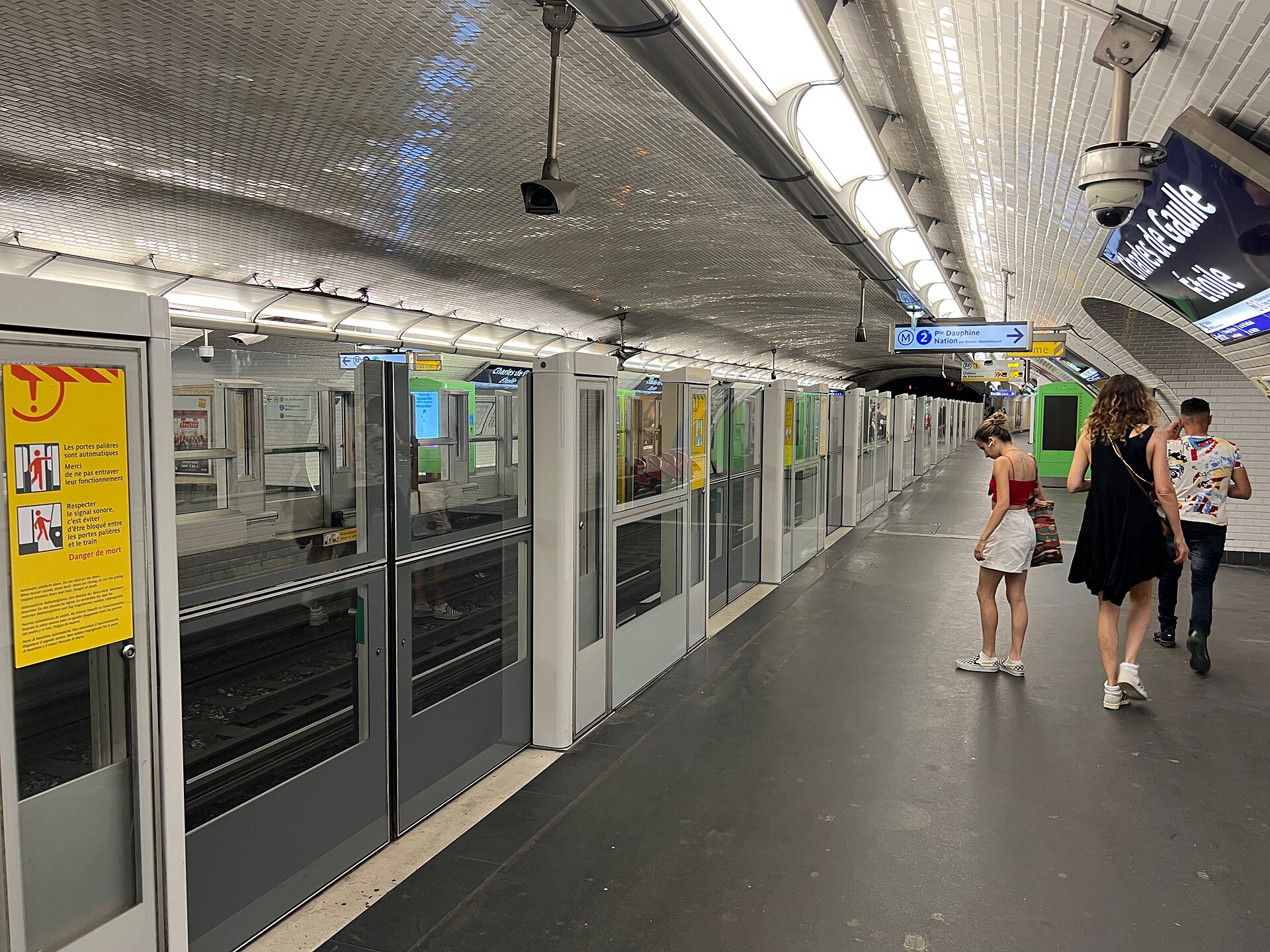 Imagem de referência de Charles de Gaulle - Étoile, descrito nos dados abertos como estação do Metropolitano de Paris