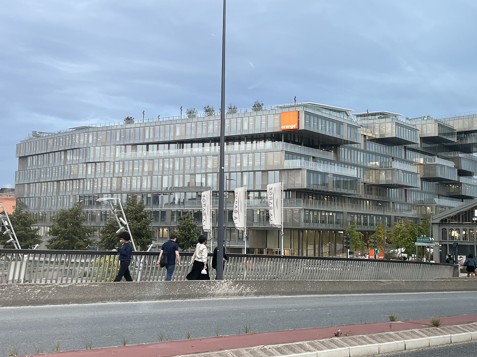 Imagem de referência relacionada a Orange, item descrito como empresa de telecomunicações francesa