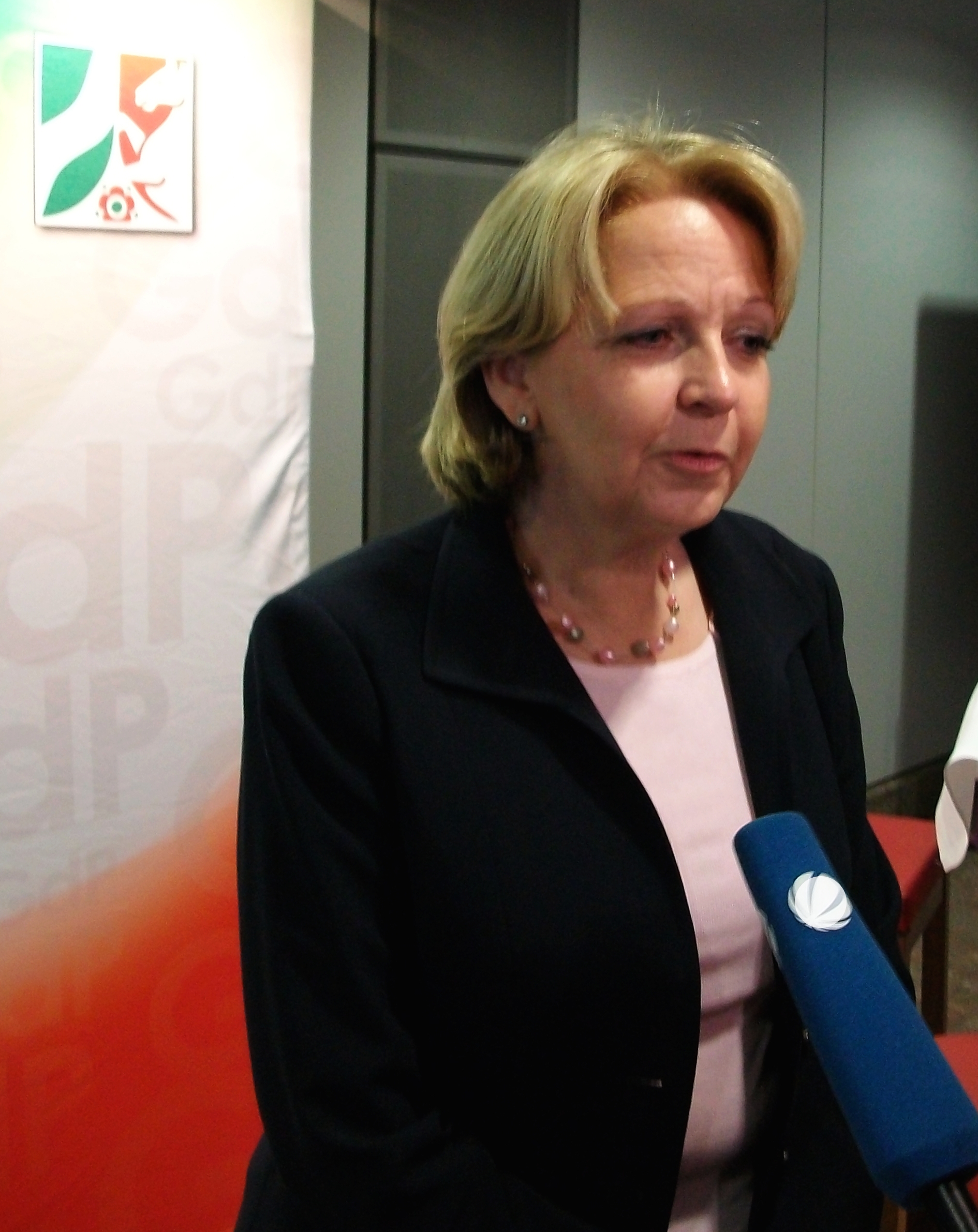 Imagem de referência relacionada a Hannelore Kraft, item descrito como política alemã