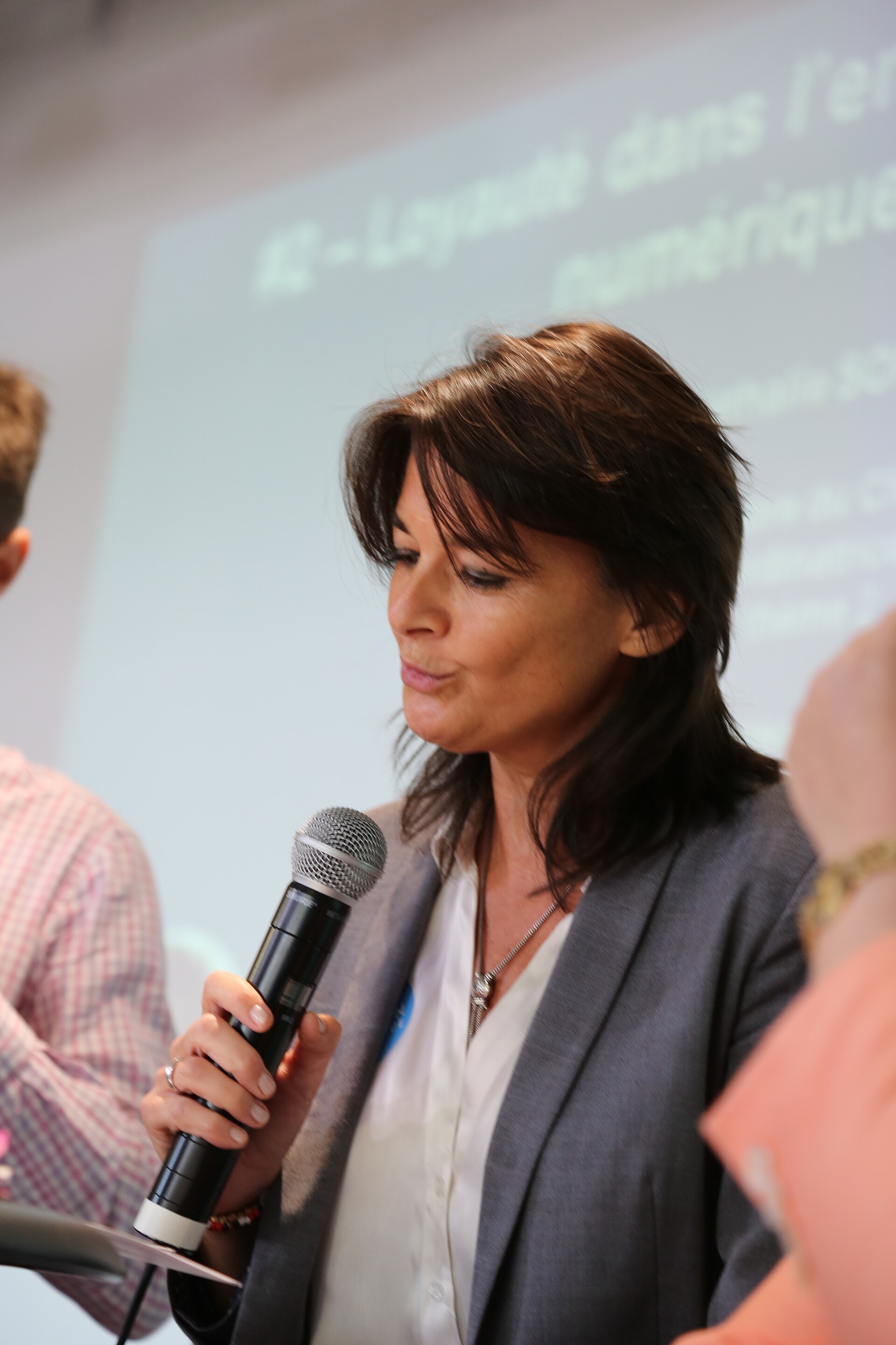 Imagem de referência relacionada a Nathalie Sonnac, item descrito como professora universitária francesa