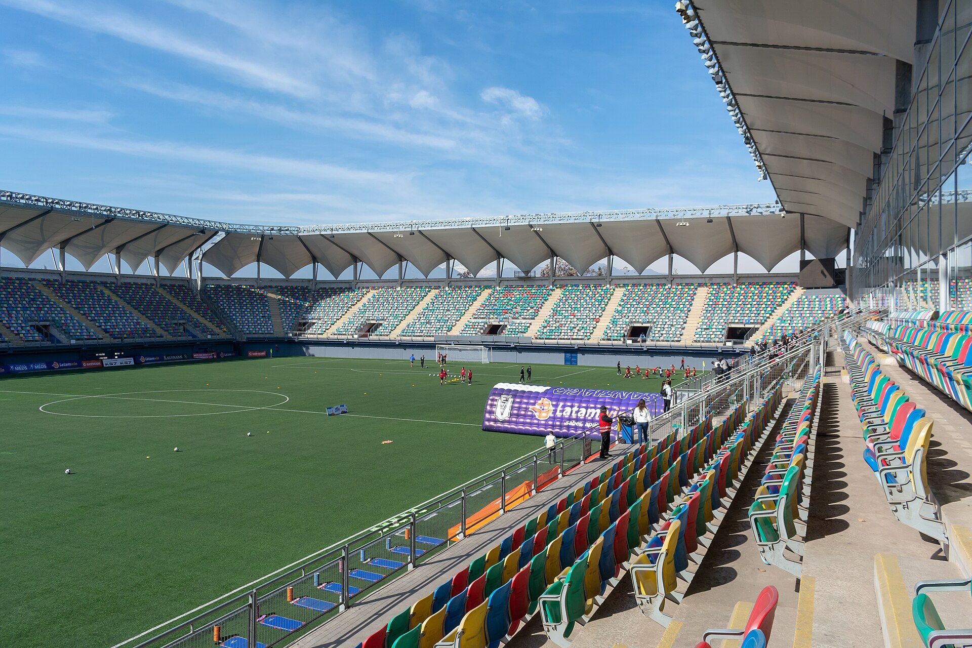 Imagem de referência de Estádio Municipal de La Florida, descrito nos dados abertos como estádio poliesportivo no Chile