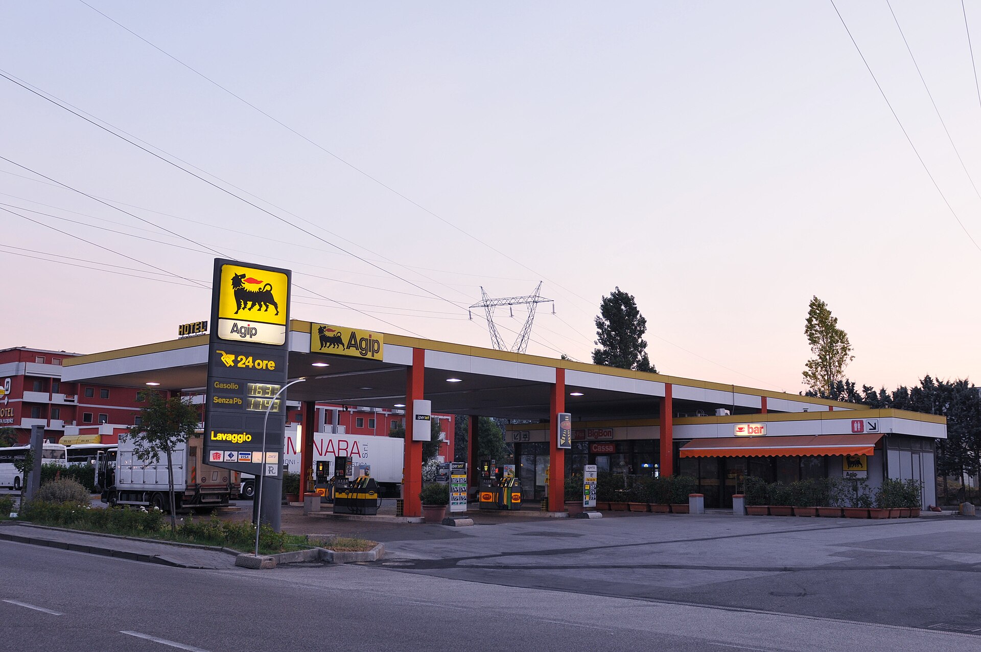 Imagem de referência relacionada a Agip, item descrito como empresa italiana de comércio varejista de combustíveis