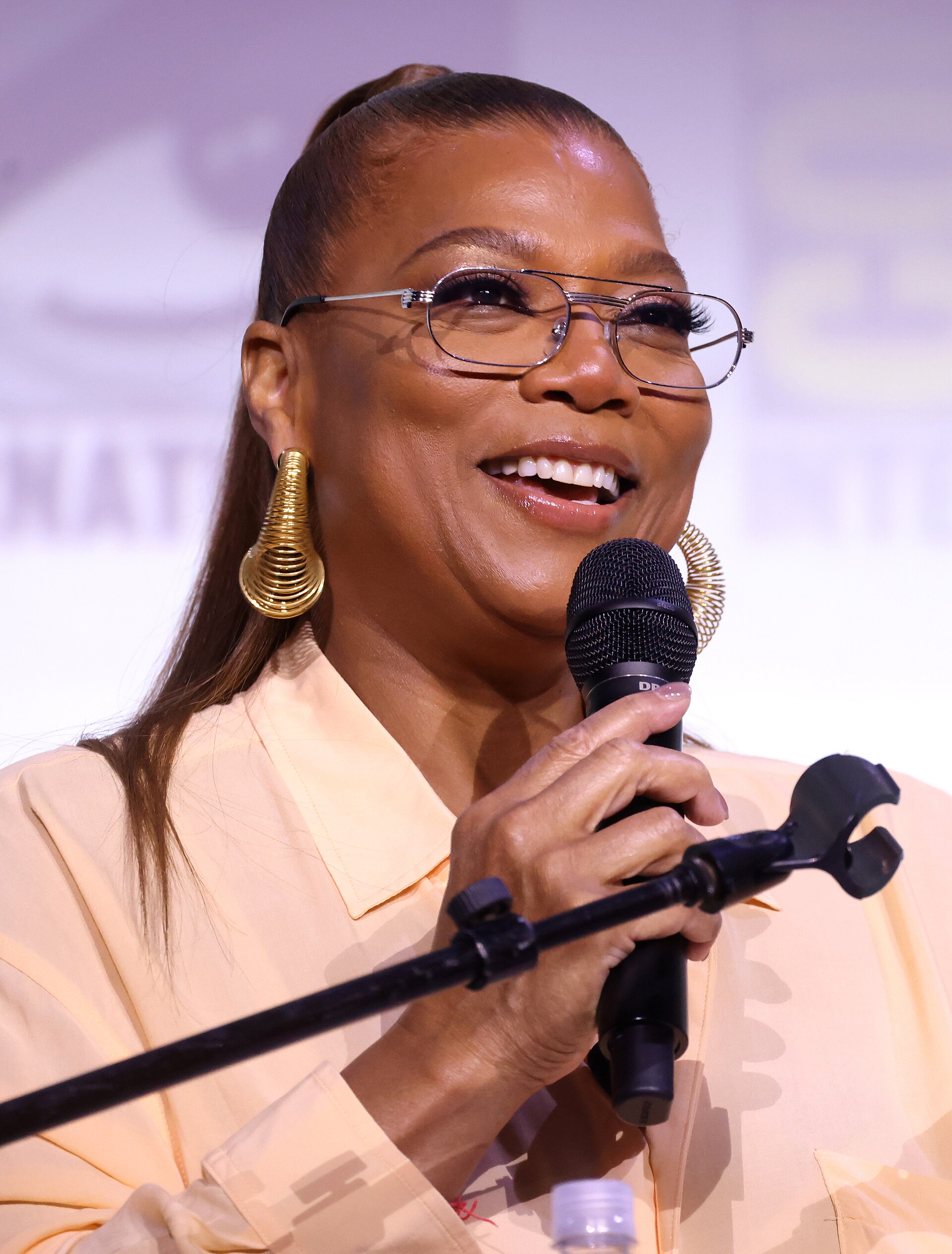 Imagem de referência relacionada a Queen Latifah, item descrito como musicista e atriz americana (nascida em 1970)