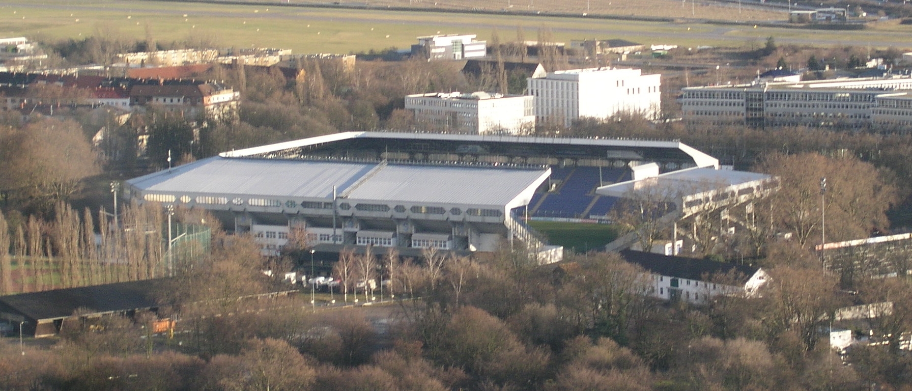 Imagem de referência de Carl-Benz-Stadion, descrito nos dados abertos como estádio de futebol em Mannheim, Alemanha