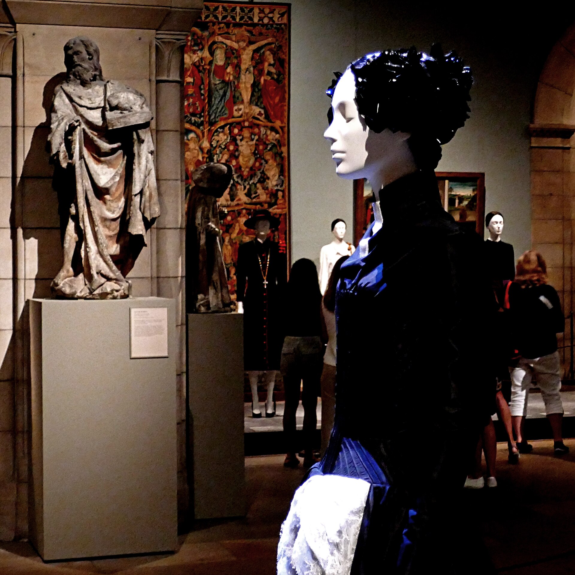 Imagem de referência de Alexander McQueen, descrito nos dados abertos como grife fundada pelo estilista britânico Alexander McQueen em 1992
