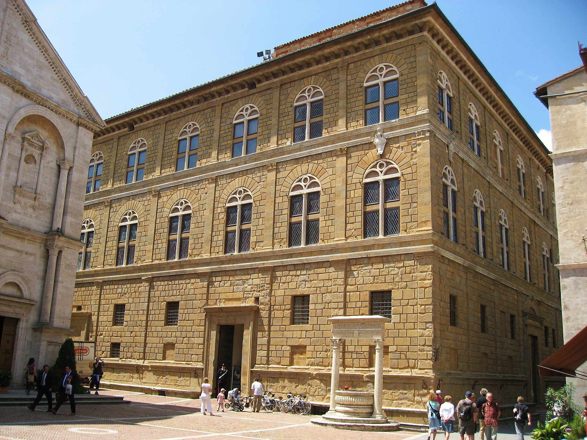 Imagem de referência de Palazzo Piccolomini, descrito nos dados abertos como museu na itália
