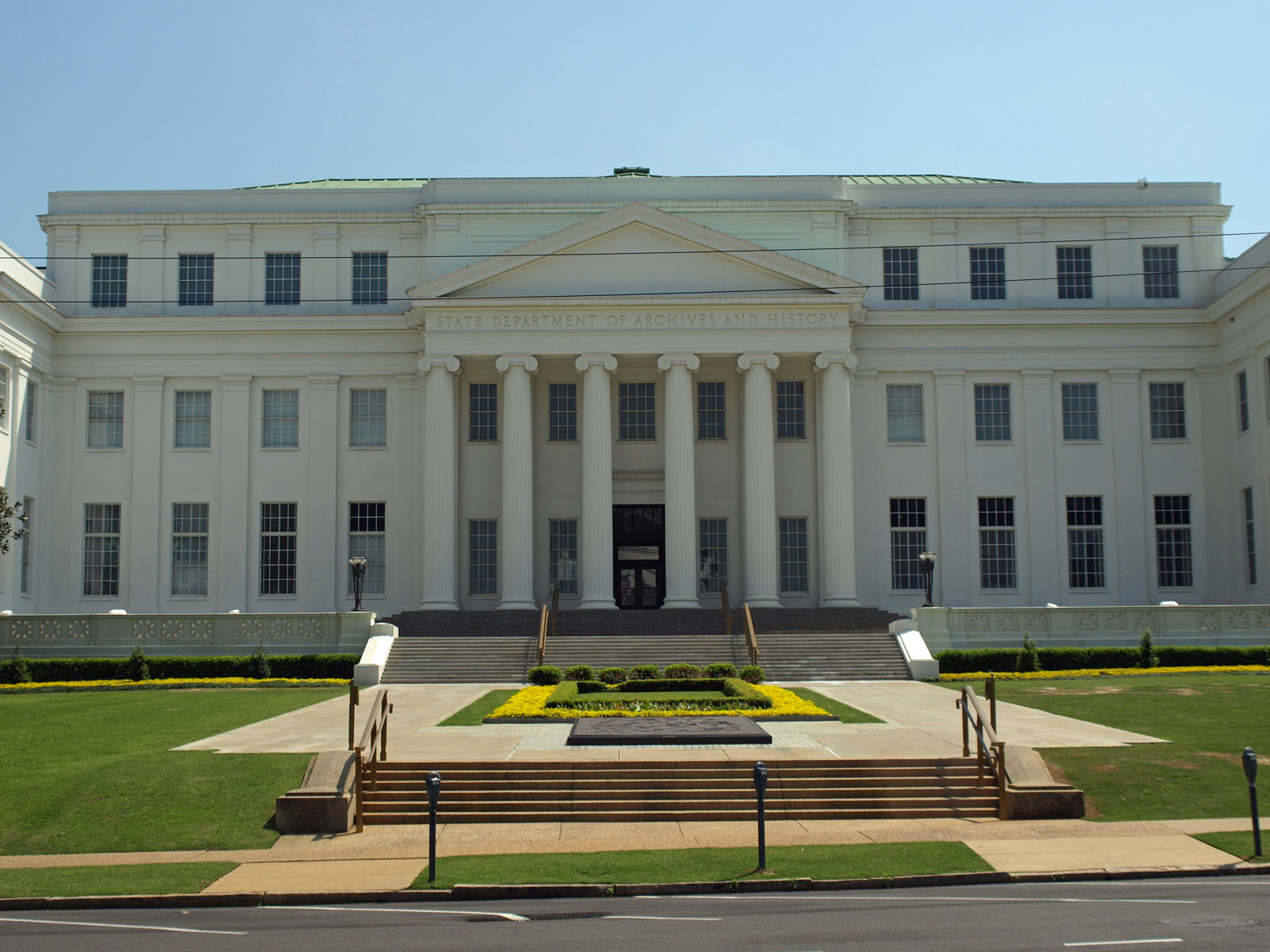 Imagem de referência de Departamento de Arquivos e História do Alabama, descrito nos dados abertos como museu em Montgomery, Estados Unidos