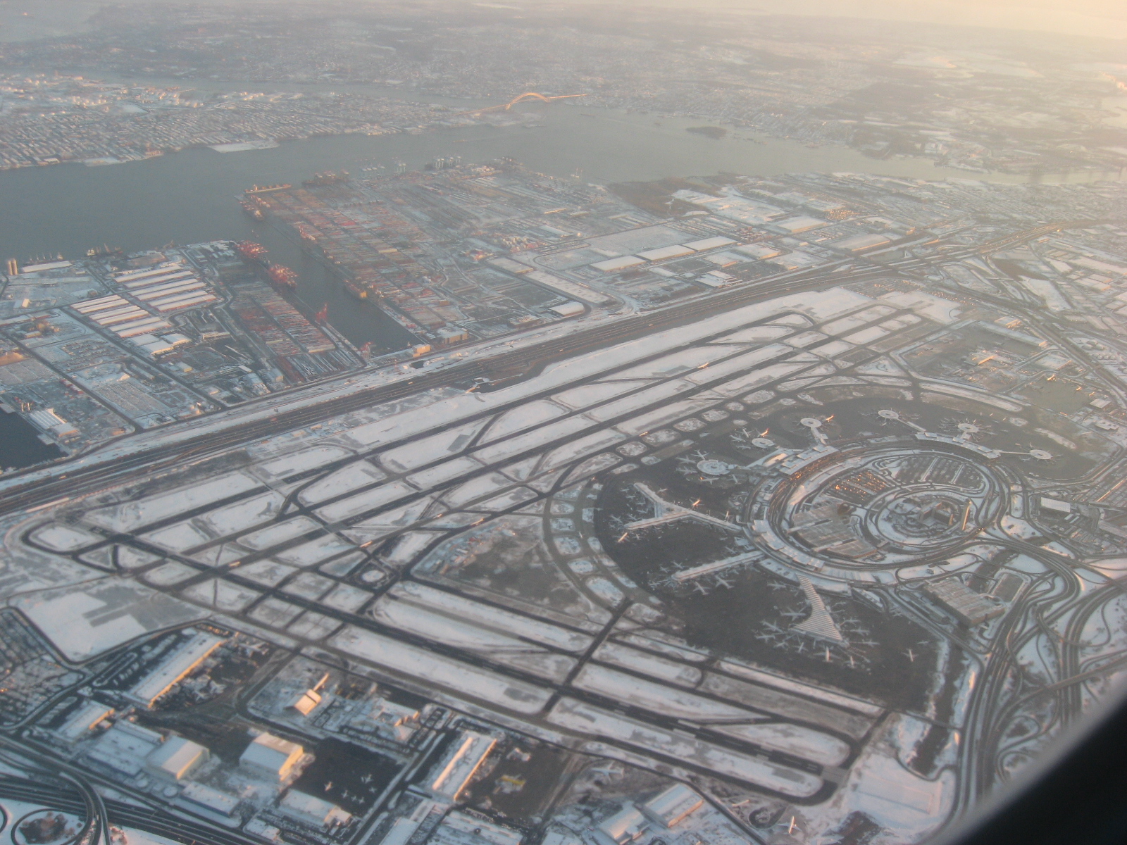 Imagem de referência de Aeroporto Internacional de Newark, descrito nos dados abertos como aeroporto em Newark e Elizabeth, Nova Jersey, Estados Unidos