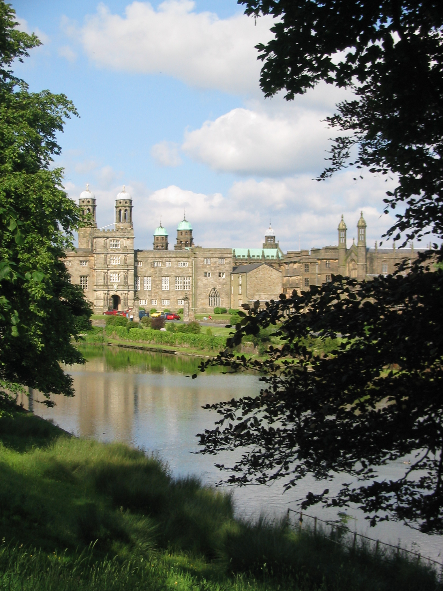 Imagem de referência de Stonyhurst College, descrito nos dados abertos como escola católica co-educacional em Lancashire, Inglaterra (Reino Unido)