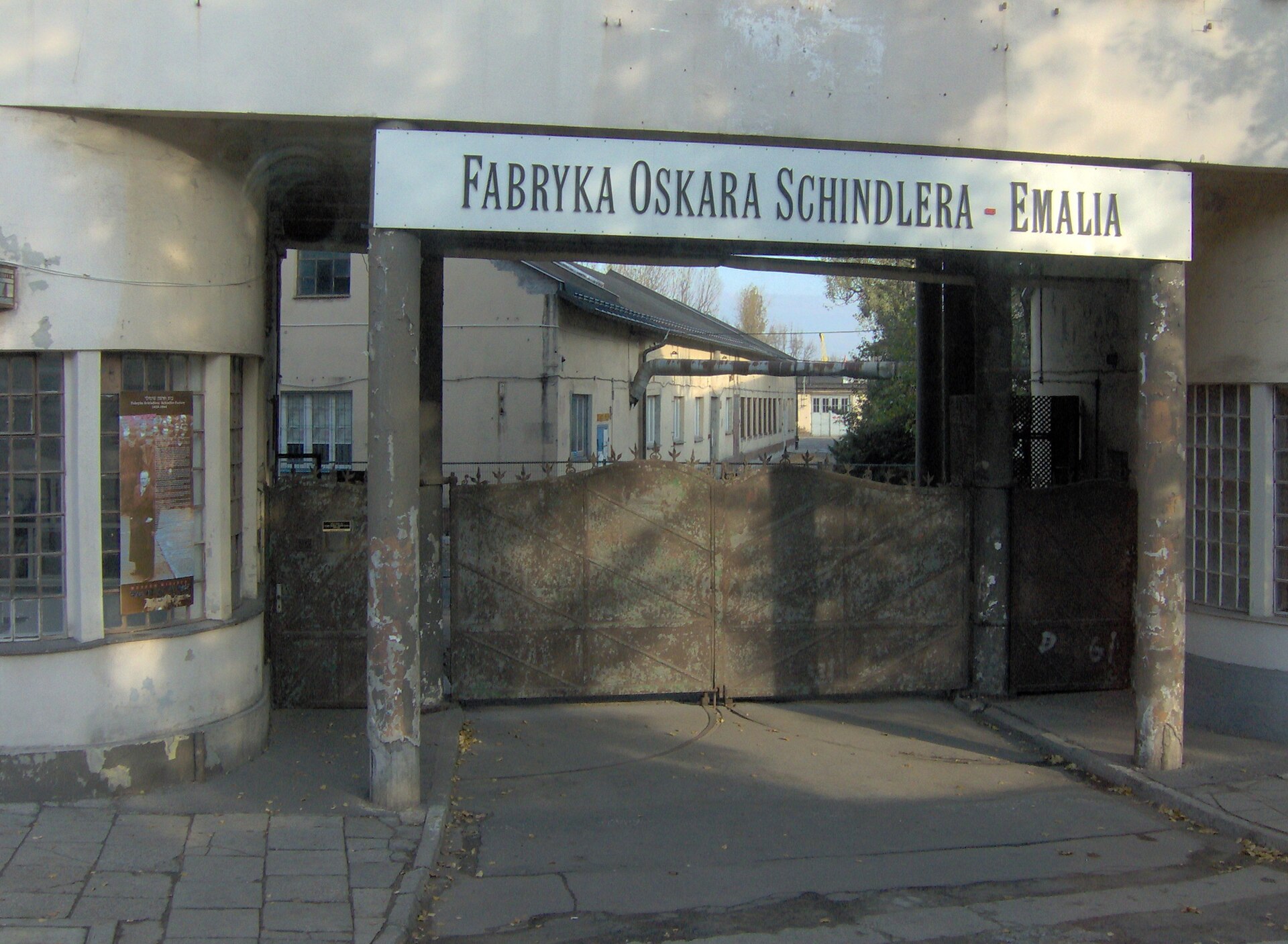 Imagem de referência de Oskar Schindler, descrito nos dados abertos como empresário alemão, espião e membro do Partido Nazista (1908-1974)