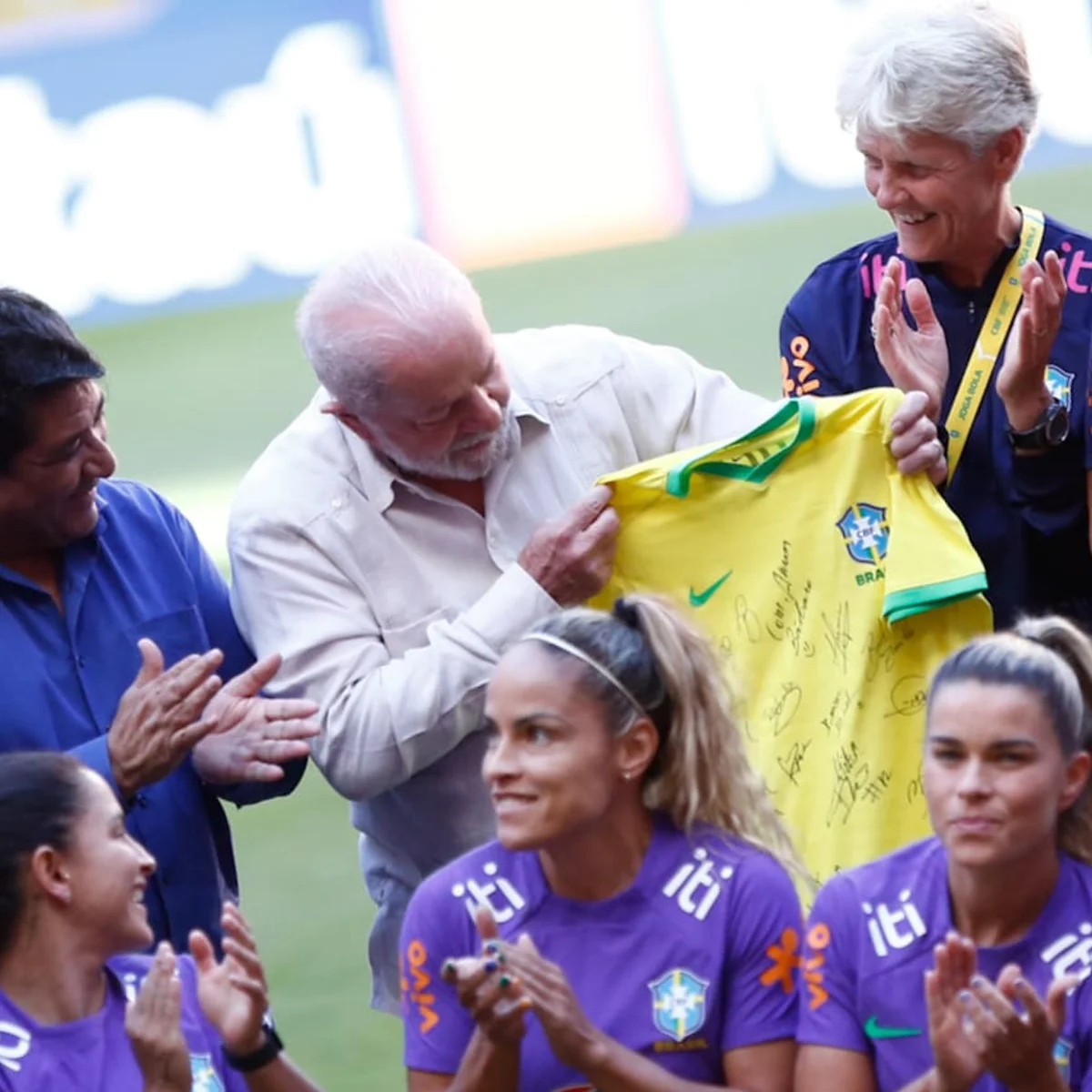 Lula sanciona lei para fortalecer e incentivar o futebol feminino no Brasil