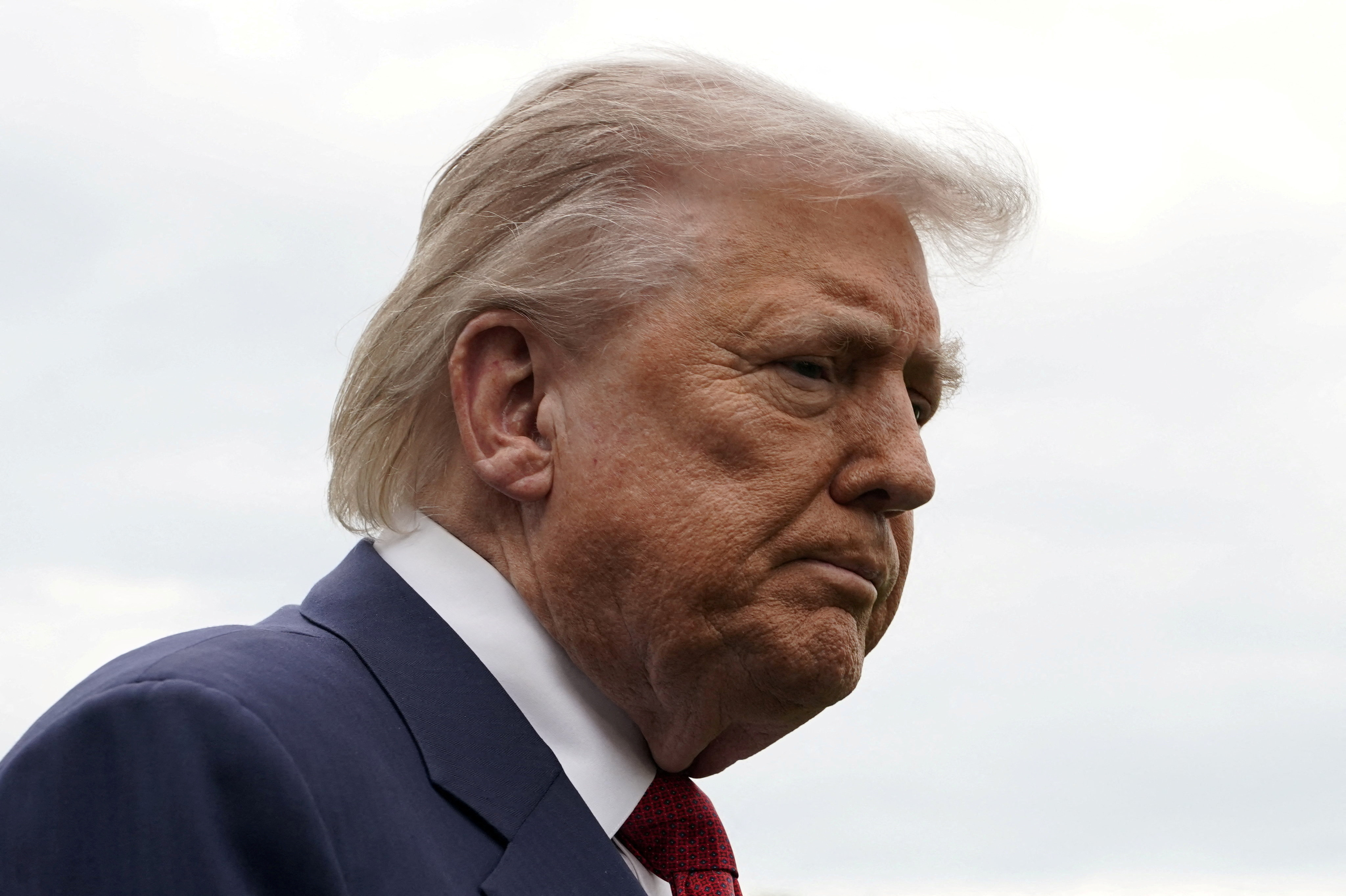 Juiz revoga proibição de Trump a veículos de mídia na Casa Branca, mas jornalistas são barrados