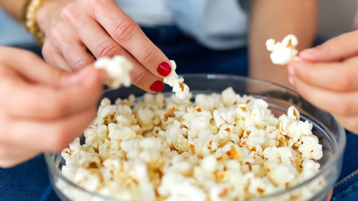 Receita saudável de pipoca que garante benefícios ao coração e ao intestino