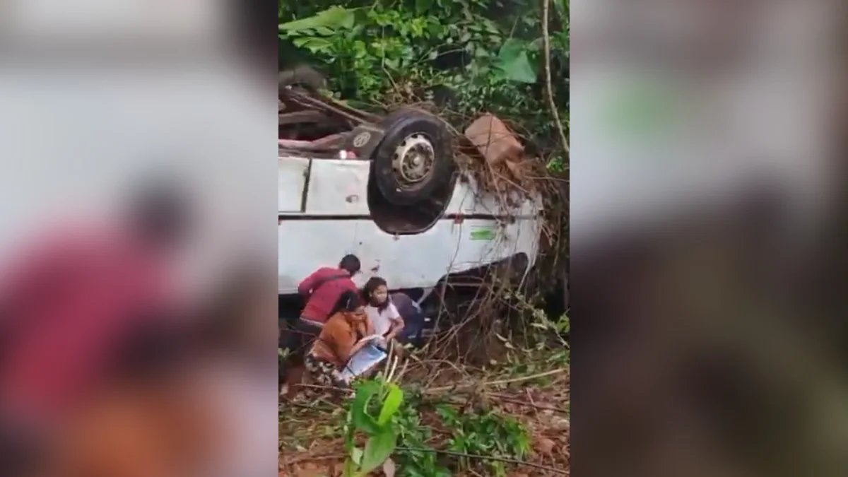Micro-ônibus cai em ribanceira na BR-174 e deixa 17 feridos no Amazonas