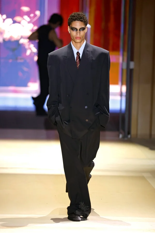 Bruna Marquezine incorpora all black em visual para o desfile da Gucci - destaque galeria