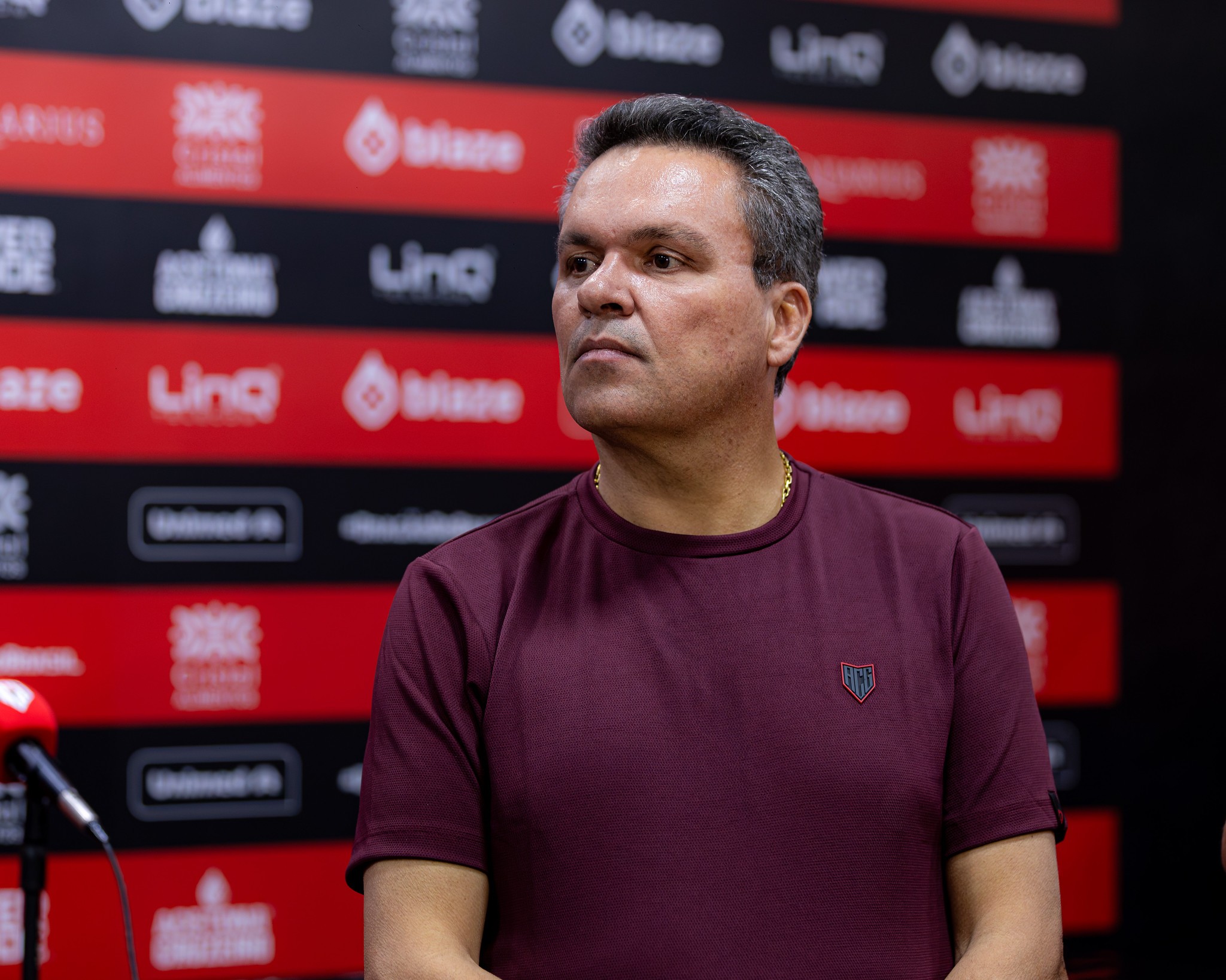 Presidente do Atlético-GO minimiza atrito com goleiro do próprio time e dispara: 'Ele é doido varrido'