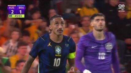 Aos 45 do 1º tempo - GOL DO BRASIL! Raphinha empata de pênalti