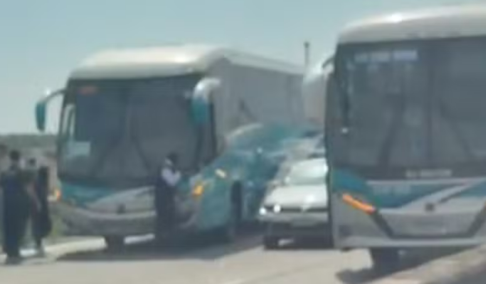 Dois &ocirc;nibus de excurs&atilde;o escolar s&atilde;o abordados por bandidos e utilizados como barricadas no RJ