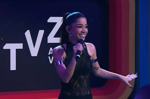 Tília interrompe apresentação após perrengue ao vivo. Veja vídeo