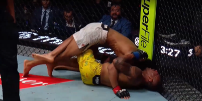 Raoni Barcelos caiu desacordado ap&oacute;s cair no tatame Foto: Reprodu&ccedil;&atilde;o/Paramount+/UFC