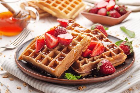 Waffle com morangos: aprenda essa receita fácil e deliciosa para o café da manhã de domingo