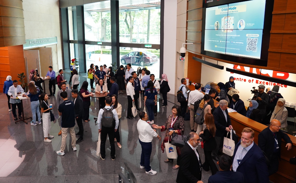 Crowds begin to fill the foyer infront of the Azman Hashim Auditorium