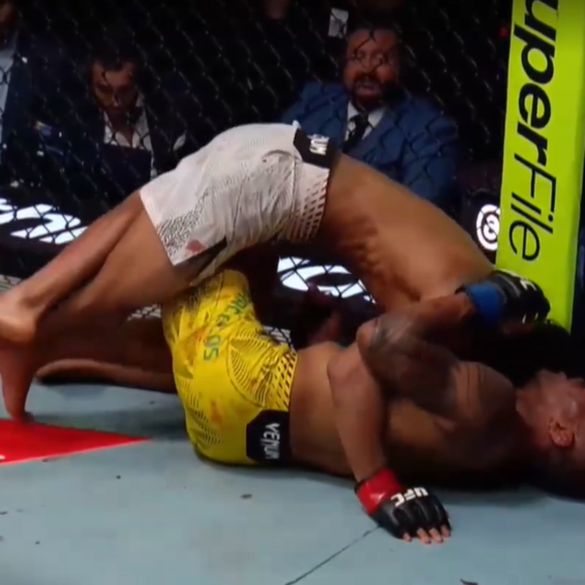 Lutador brasileiro cai desacordado em luta do UFC, sai de maca e fica internado em hospital nos EUA
