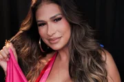 Simone Mendes posa com roupa colorida durante o Carnaval