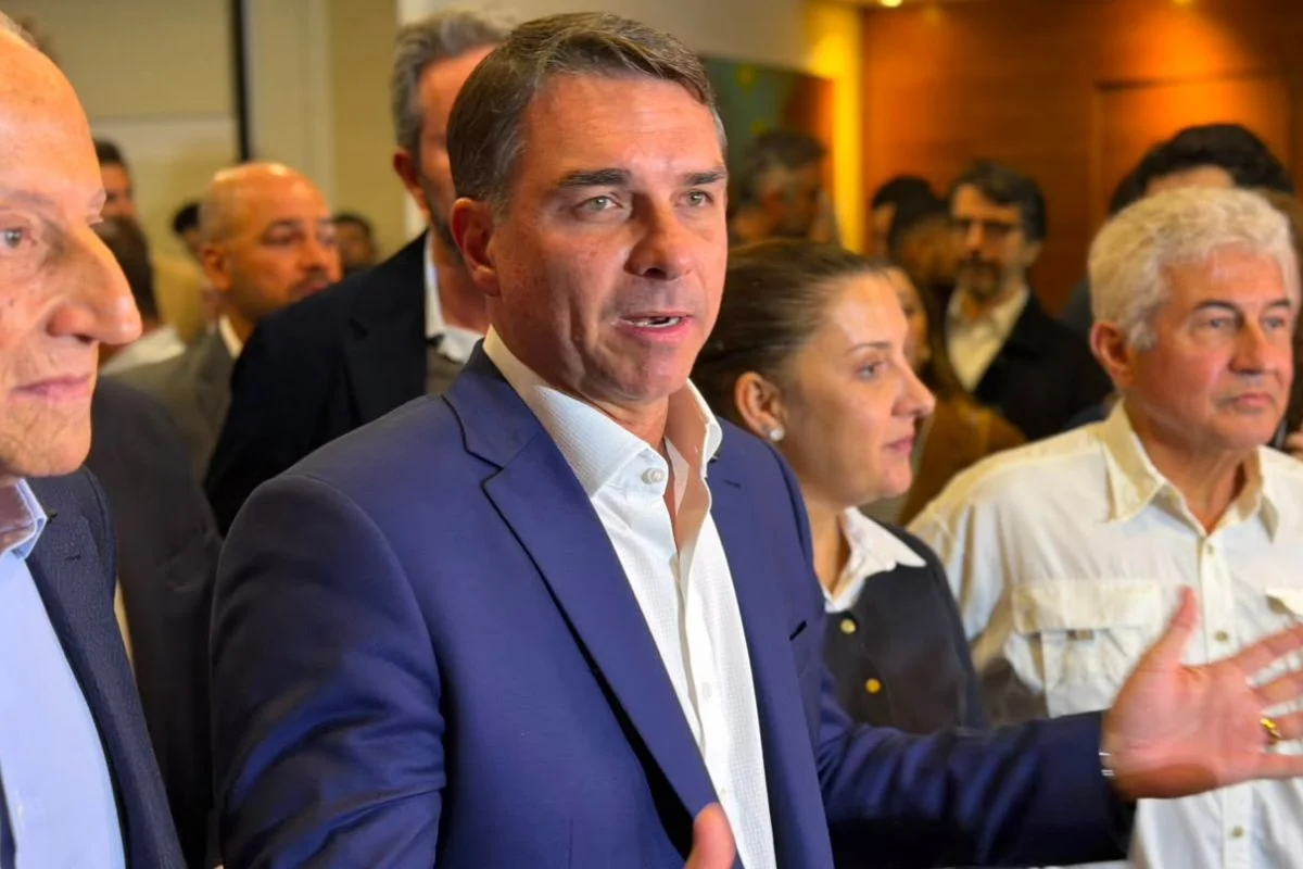 Flávio Bolsonaro concede coletiva em São Paulo.