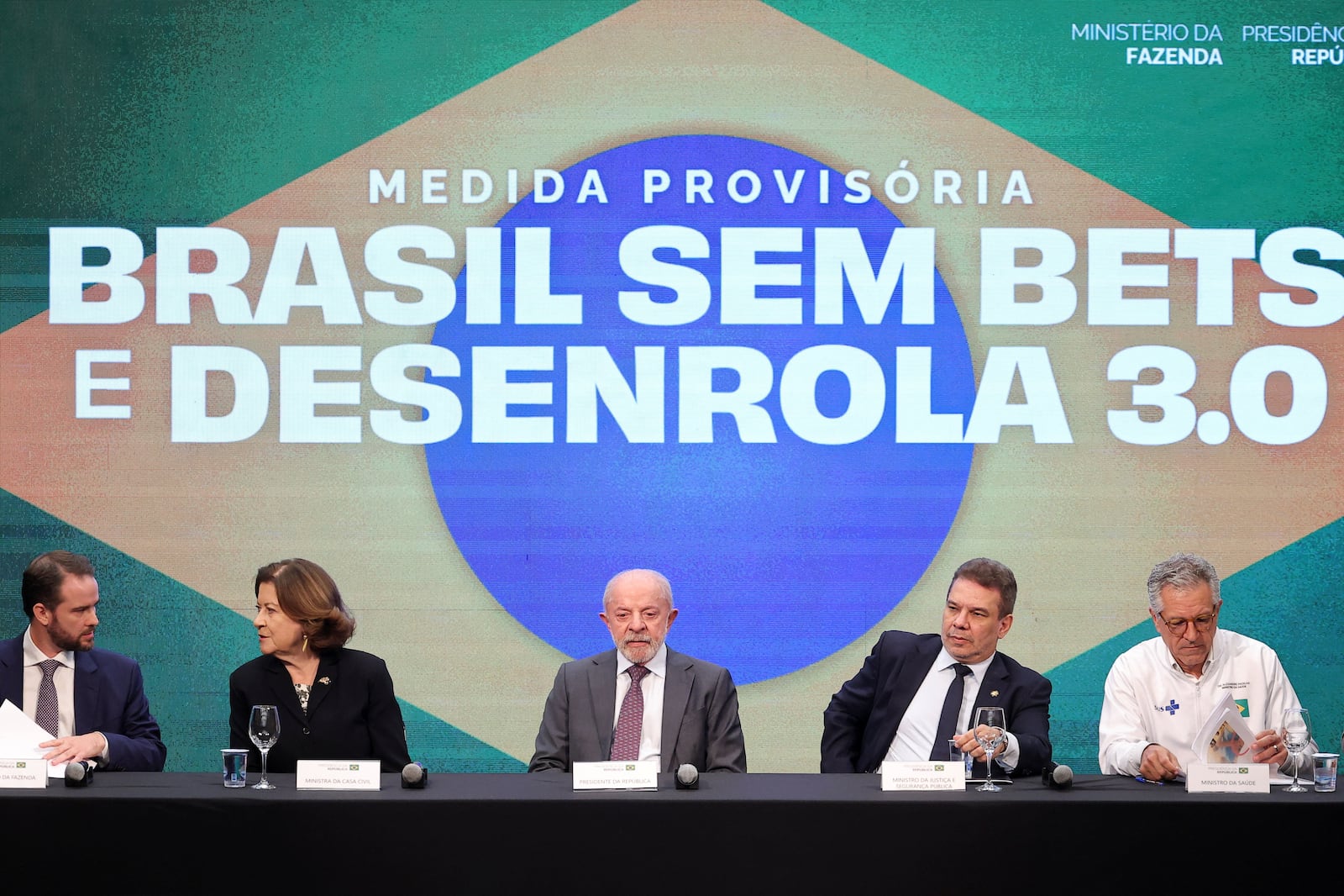Brazilian President Luiz Inacio Lula da Silva, a candidate for reelection for the Workers' Party (PT), sits on the day he announces a national ban on the operation of online betting companies, known locally as "bets" and other economic measures aimed at protecting families and working-class households, in Sao Paulo, Brazil, September 25, 2026. REUTERS/Amanda Perobelli