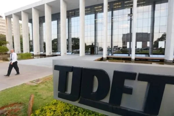 Justiça condena mulher que disse que cão era “mais limpo” que atendente