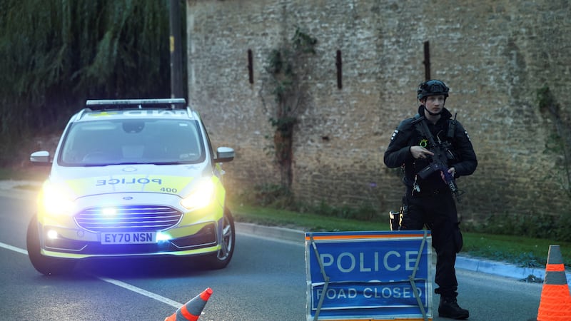 Base aérea dos EUA em RAF Fairford em estado de alerta máximo enquanto polícia do Reino Unido encontra explosivos